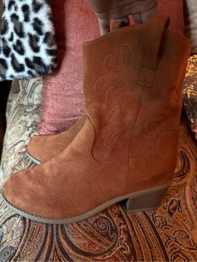 Women's Suede Western Ankle Boots - Rust